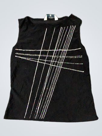 Schwarzes ärmelloses Oberteil mit weißen und mehrfarbigen Linienverzierungen