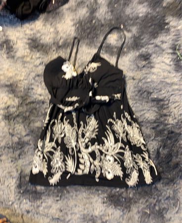 Schwarzes Tanktop mit weißem Blumenmuster