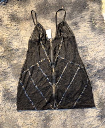 Schwarzes Spitzenkleid mit Reißverschlussdetail