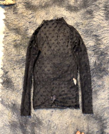 Schwarzes durchscheinendes Polka-Dot-Mockneck-Langarmshirt