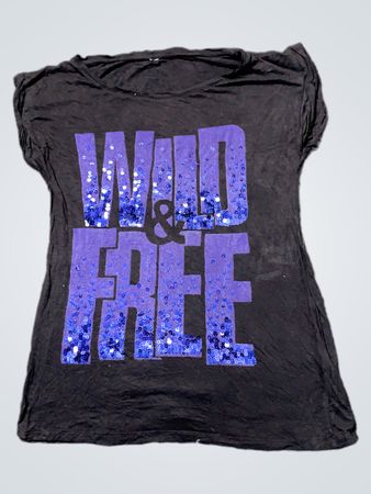 Schwarzes T-Shirt mit "WILD & FREE" Paillettengrafik