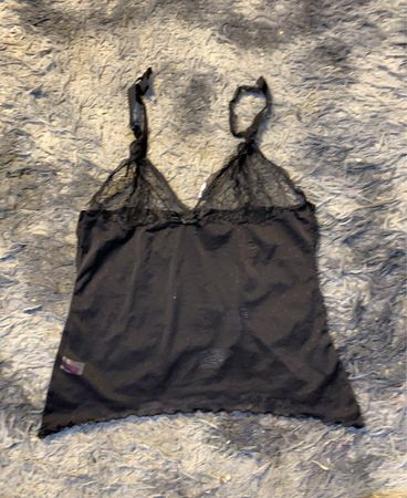 Schwarzes Spitzendetail-Cami