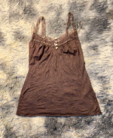 Braune Camisole mit Spitzendetail