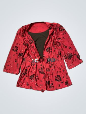 Rot und schwarzes Blumenmuster-Top mit Gürtel-Detail