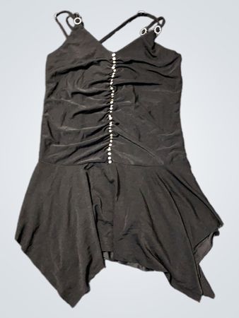 „Schwarzes gerafftes Kleid mit Strassdetails“