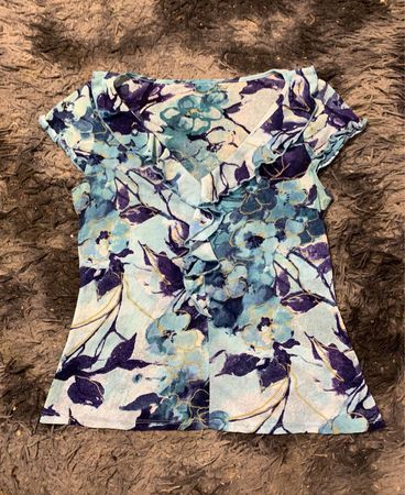 Blaues Top mit floralem Druck und Rüschen