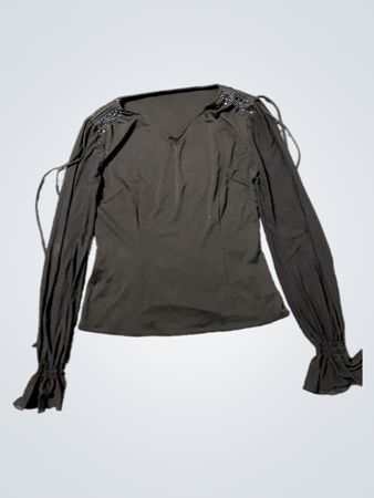 Schwarze Bluse mit langen Ärmeln, verzierten Schultern und Rüschensäumen