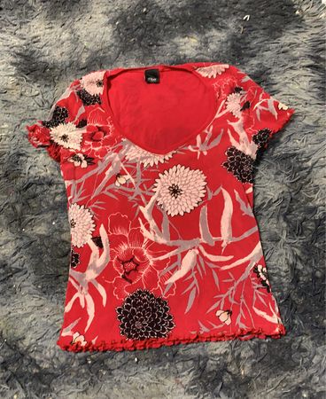 Rotes T-Shirt mit Blumenmuster