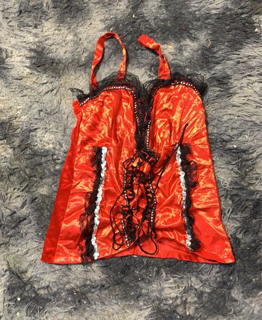 Rotes Lingerie-Oberteil mit schwarzem Spitzenbesatz