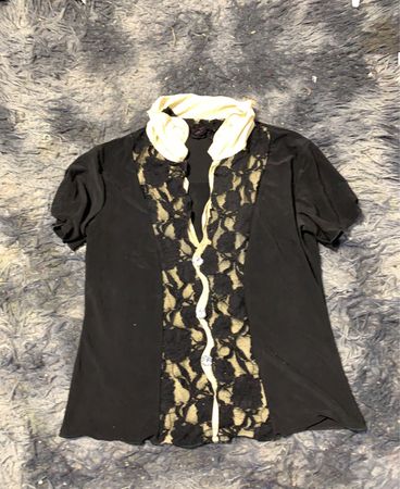 Schwarze Bluse mit Spitzenbesatz