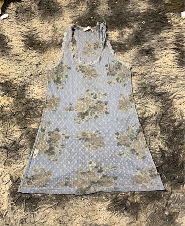 Hellblaues Blumendruck-Top