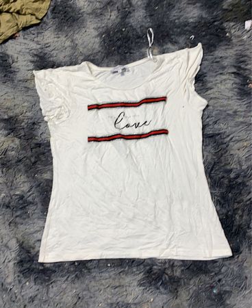 Weißes T-Shirt mit "love" Grafik