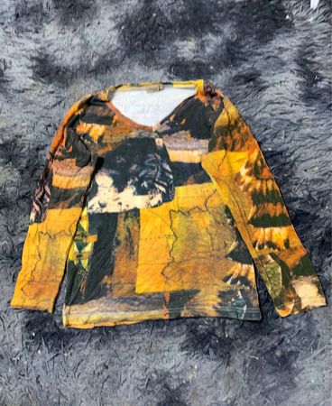 Langarm-V-ausschnitt-T-Shirt mit abstraktem Druck