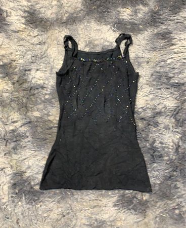 Schwarzes Tanktop mit Verzierungen