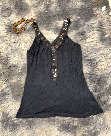 Schwarzes Tanktop mit Pailletten und Knöpfen
