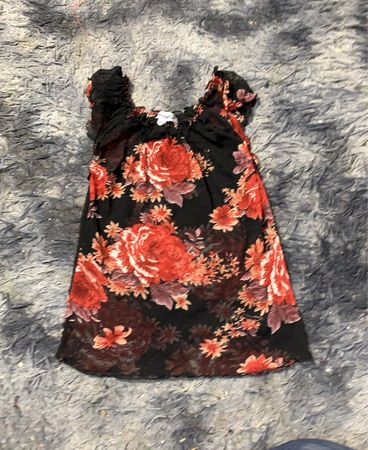 Schwarzes Blumenmuster-Top