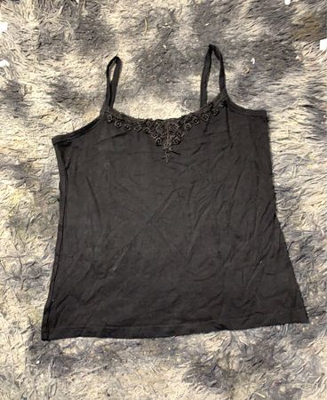Schwarzes Trägershirt mit Spitzenbesatz
