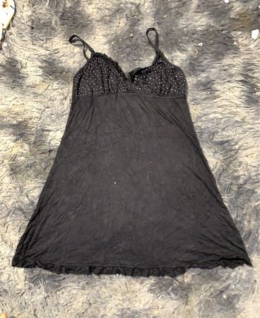 Schwarzes Slipkleid mit weißen Punkten