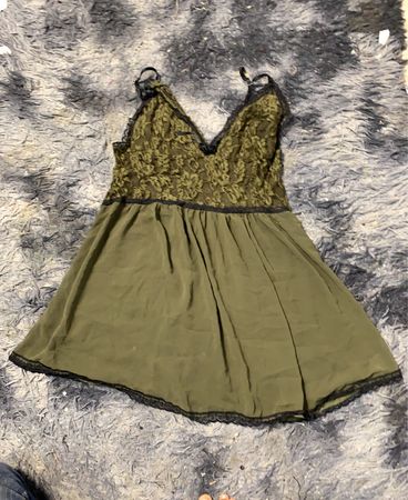 Olivegrüne Spitzen-Camisole