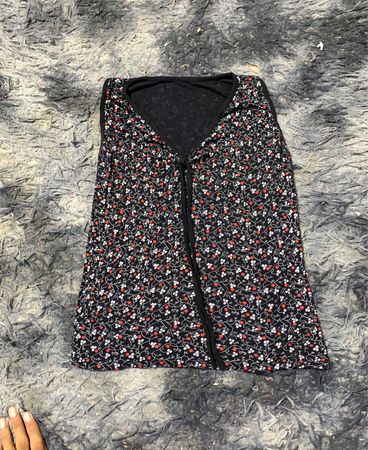 Ärmelloses schwarzes Oberteil mit Blumenmuster