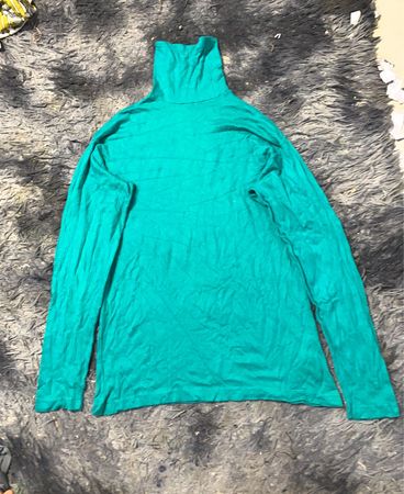 Grünes Rollkragenlangarmshirt