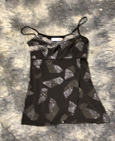 Schwarzes Top mit Glitzer-Muster