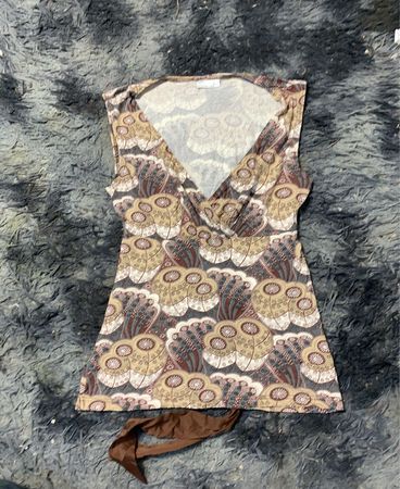 Ärmelloses Top mit braunem Gürtel