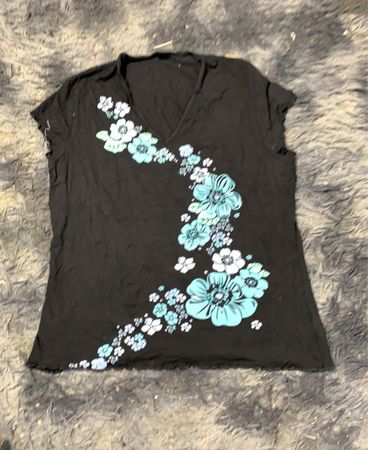 Schwarzes T-Shirt mit floralem Druck