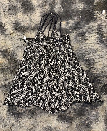 Schwarz-weiß gemustertes Minikleid