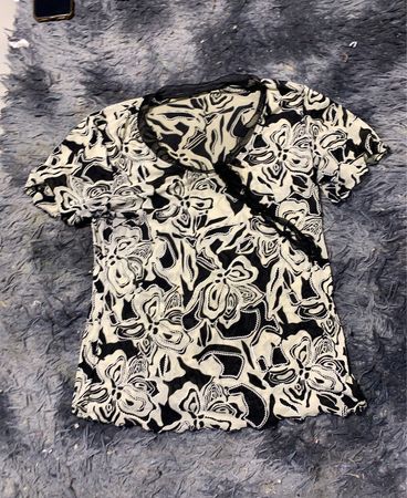 Schwarzes und weißes Blumenmuster-Top