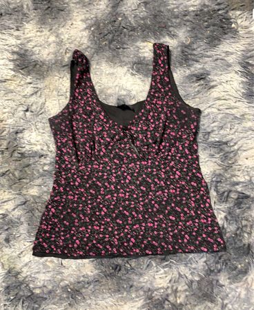 Schwarzes Tanktop mit pinkfarbenem Blumenmuster