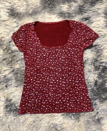 Rotes Perlen-Shirt mit kurzen Ärmeln