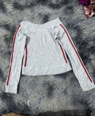 Graues Langarmshirt mit roten Streifen