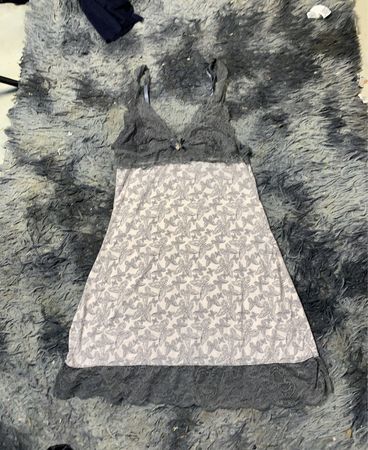 Grau-weißer Schmetterlingsdruck-Nachtkleid mit Spitzenbesatz