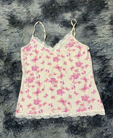 Beige Spaghetti-Top mit pinkem Schmetterlingsdruck und Spitzenrand