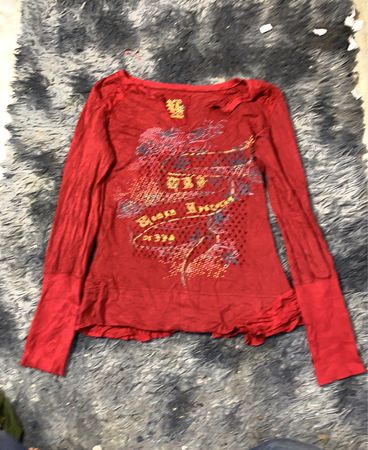 Rotes Langarmshirt mit grafischem Druck