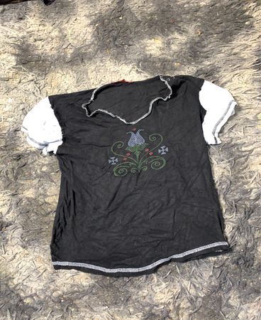 Schwarzes T-Shirt mit weißen Ärmeln und floralem Design