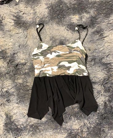 Camo und schwarze geschichtete Trägertop