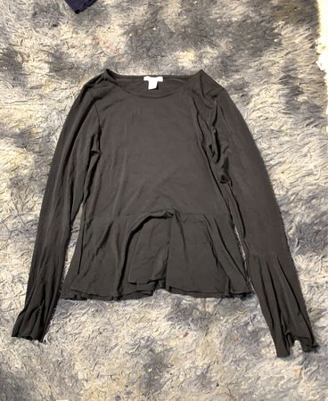 Schwarzes langärmliges Peplum-Top