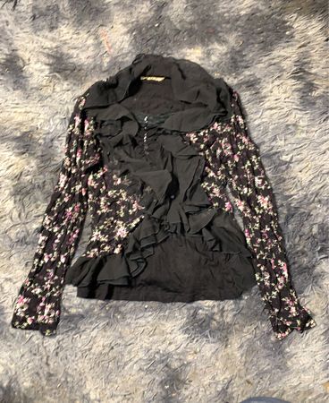 Schwarzes Blütenmuster langärmliges Rüschenshirt