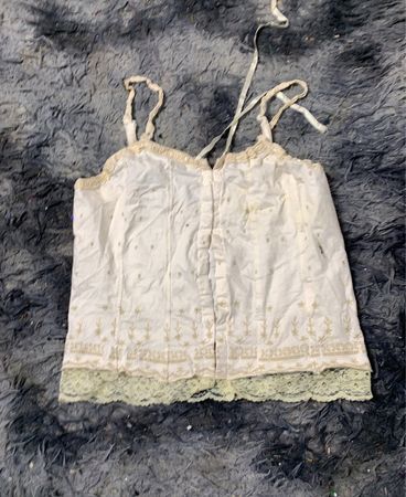 Weiße Spaghettiträgershirt mit Spitzenbesatz und Stickerei