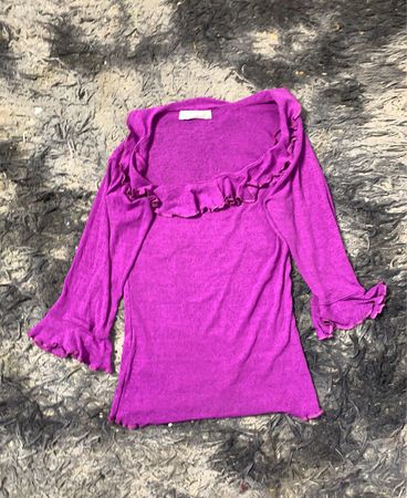 Lila Rüschenshirt mit langen Ärmeln