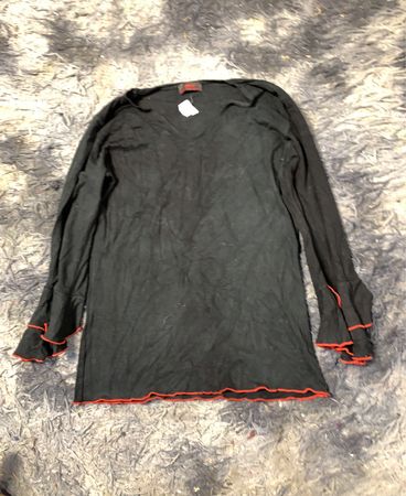 Schwarzes Langarmshirt mit roter Einfassung