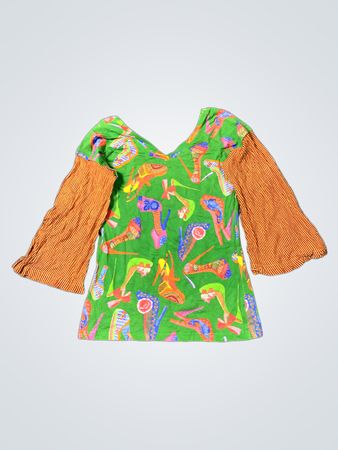 Grünes Oberteil mit Schuhdruck und orange gestreiften Ärmeln