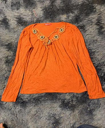 Orange Langarmtop mit Häkelkragen