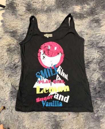 Schwarzes Tanktop mit "Smile Kiss Lemon Sugar and Vanilla" Grafik