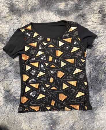 Schwarzes T-Shirt mit geometrischem Paillettendesign