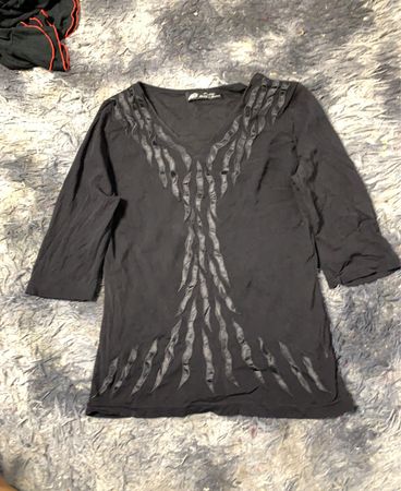 Schwarzes T-Shirt mit dekorativem Vorderteil
