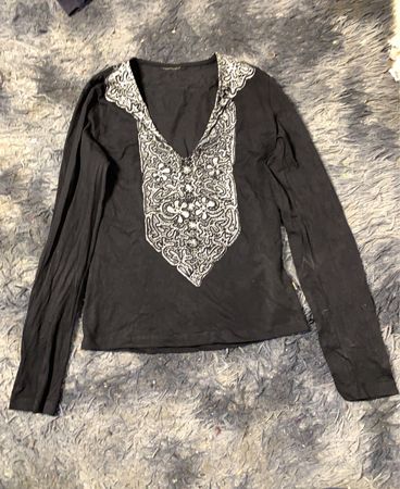 Schwarzes Langarmshirt mit verziertem Ausschnitt