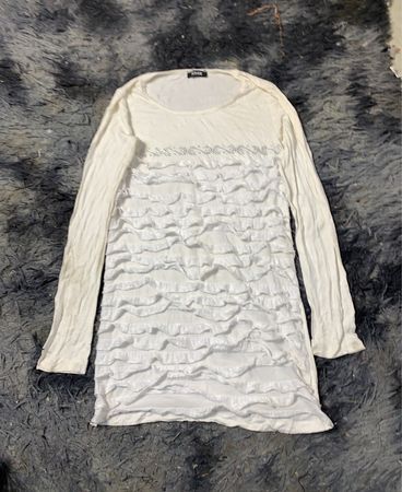 Weißes Langarmshirt mit gerafftem Vorderteil